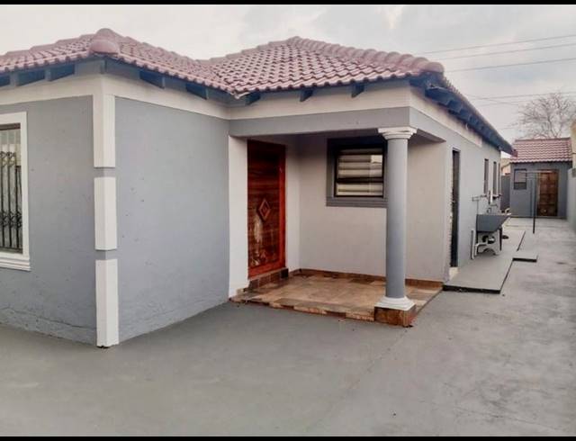 4 BEDROOM HOUSE FOR SALE IN PROTEA GLEN